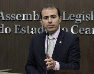Joaquim Noronha questiona sistema de drenagem em Fortaleza nos períodos chuvosos.